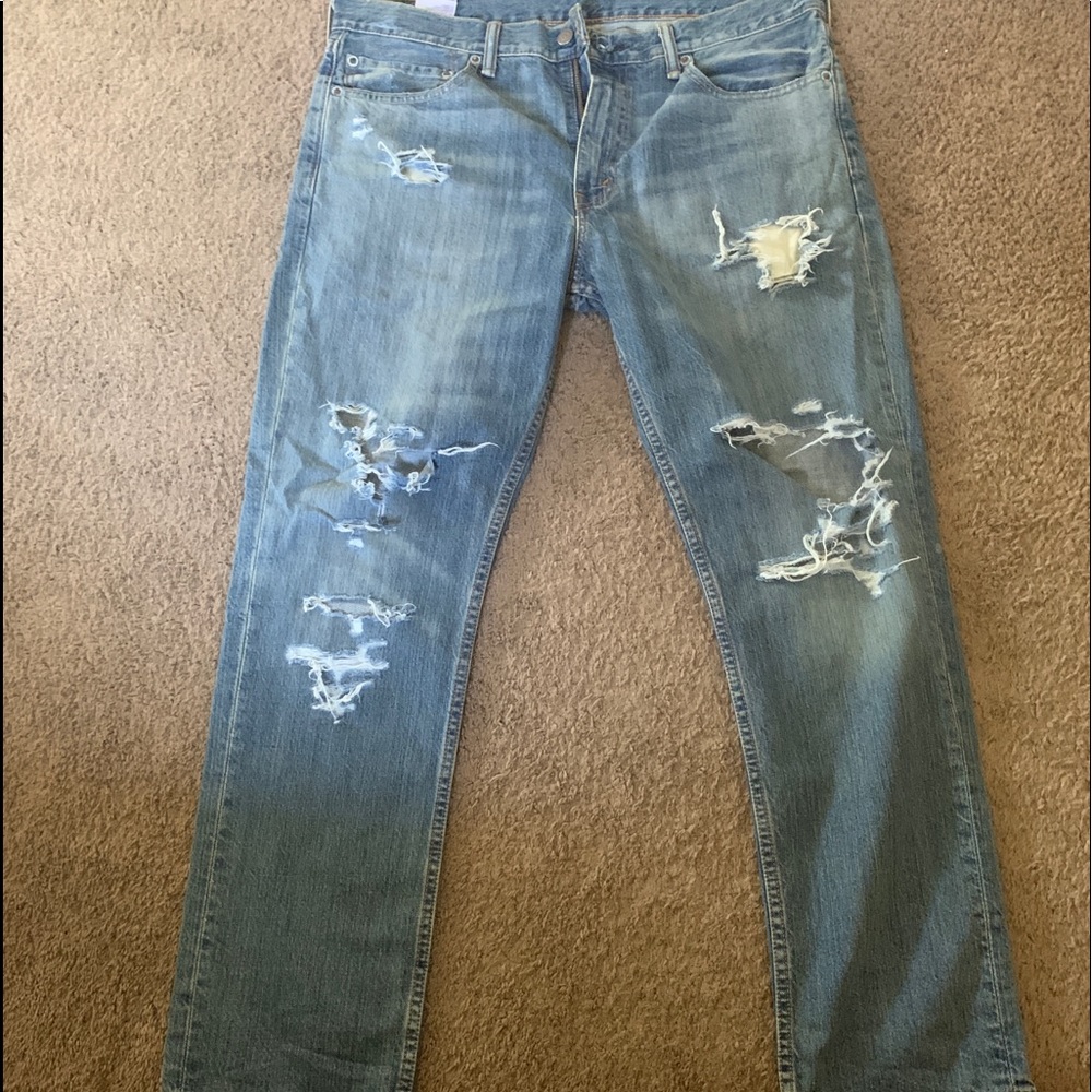 🔥🔥LEVI’S RIPPED JEANS🔥🔥